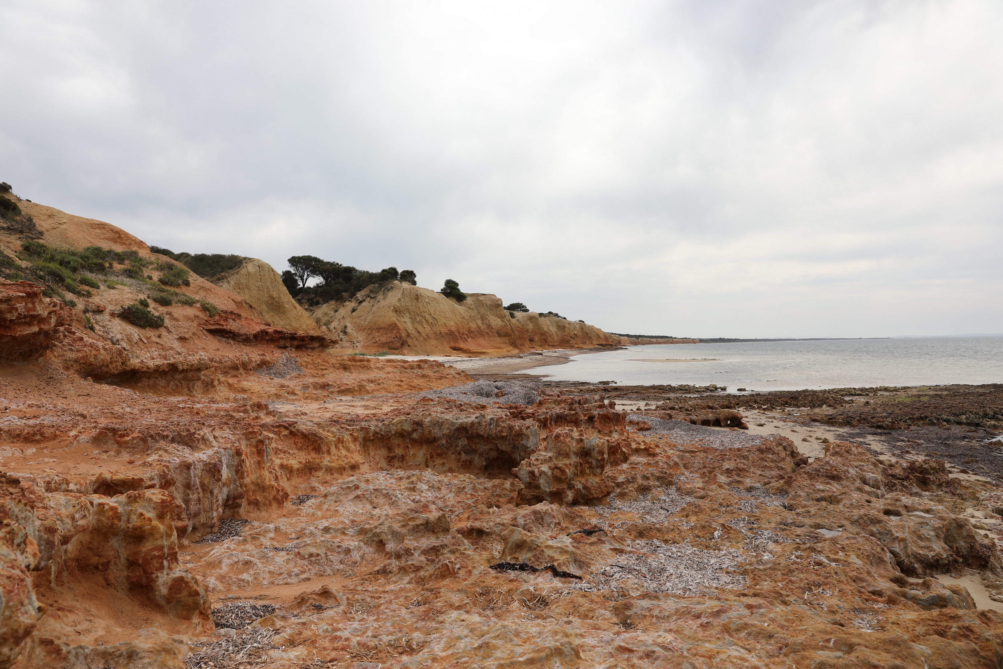 Steile Klippen und ein großer Sandhügel